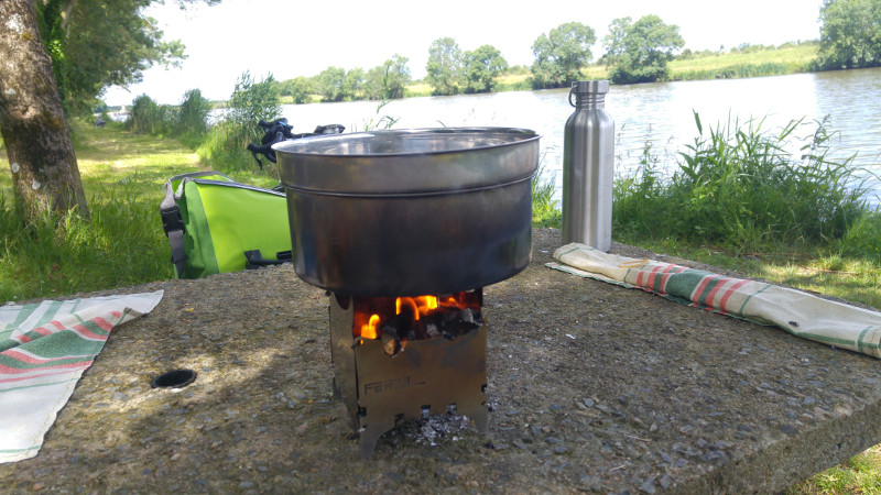 Cuisine au feu de bois en voyage à vélo