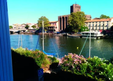 Hôtel Araur** à Agde - Vue sur la cathédrale