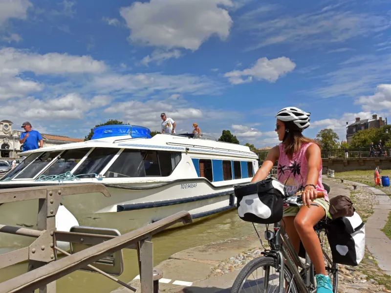 Bateau sur le canal du Midi à Carcassonne