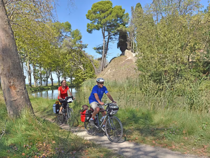 Cyclistes sur la voie verte du Canal du Midi à vélo vers Poilhes