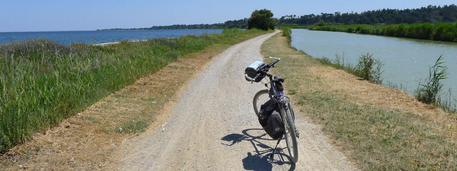 Au milieu des étangs sur le Canal de la Robine