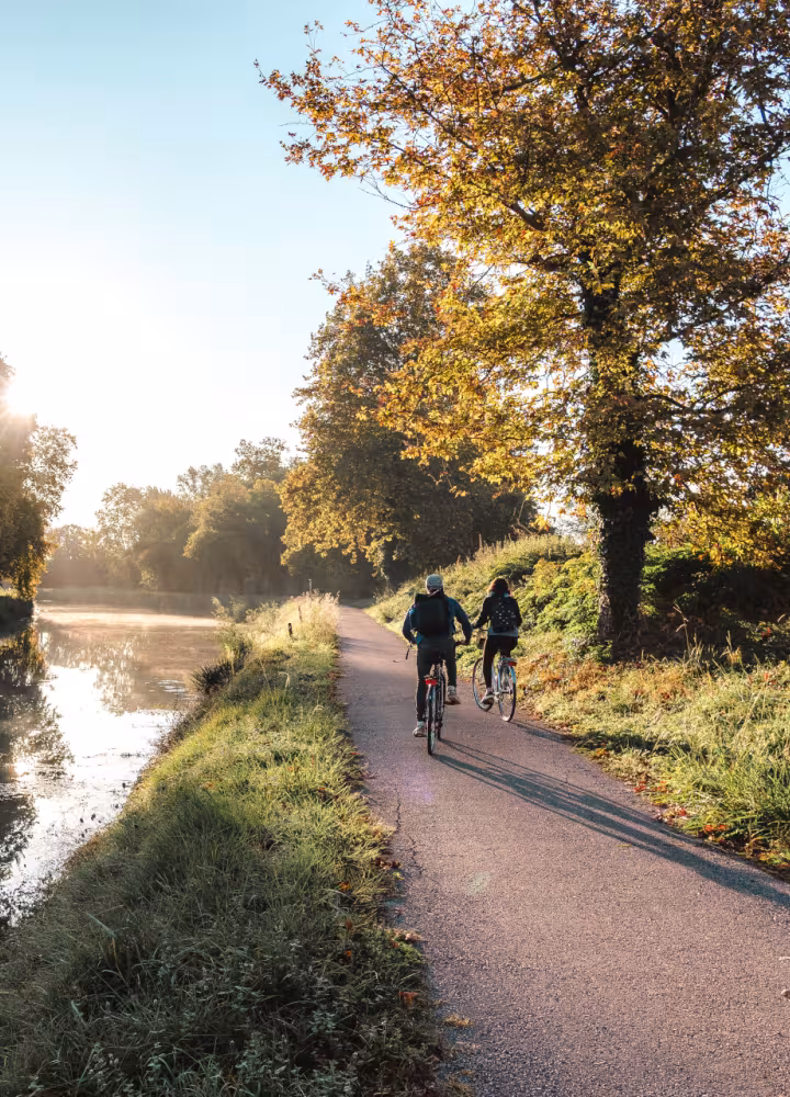 Voyage à deux sur le canal à vélo