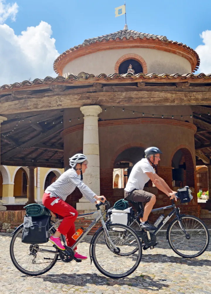 Vélos devant la halle circulaire d'Auvillar
