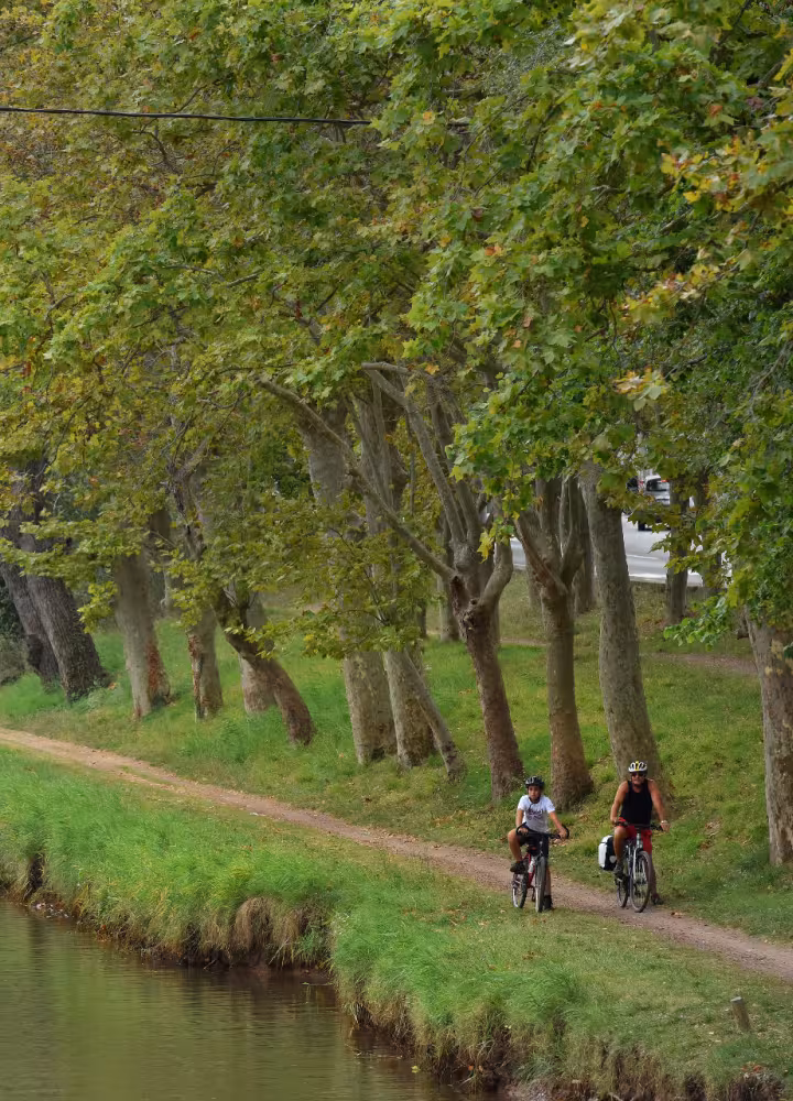 Arrivée à Agde le long du canal du Midi à vélo