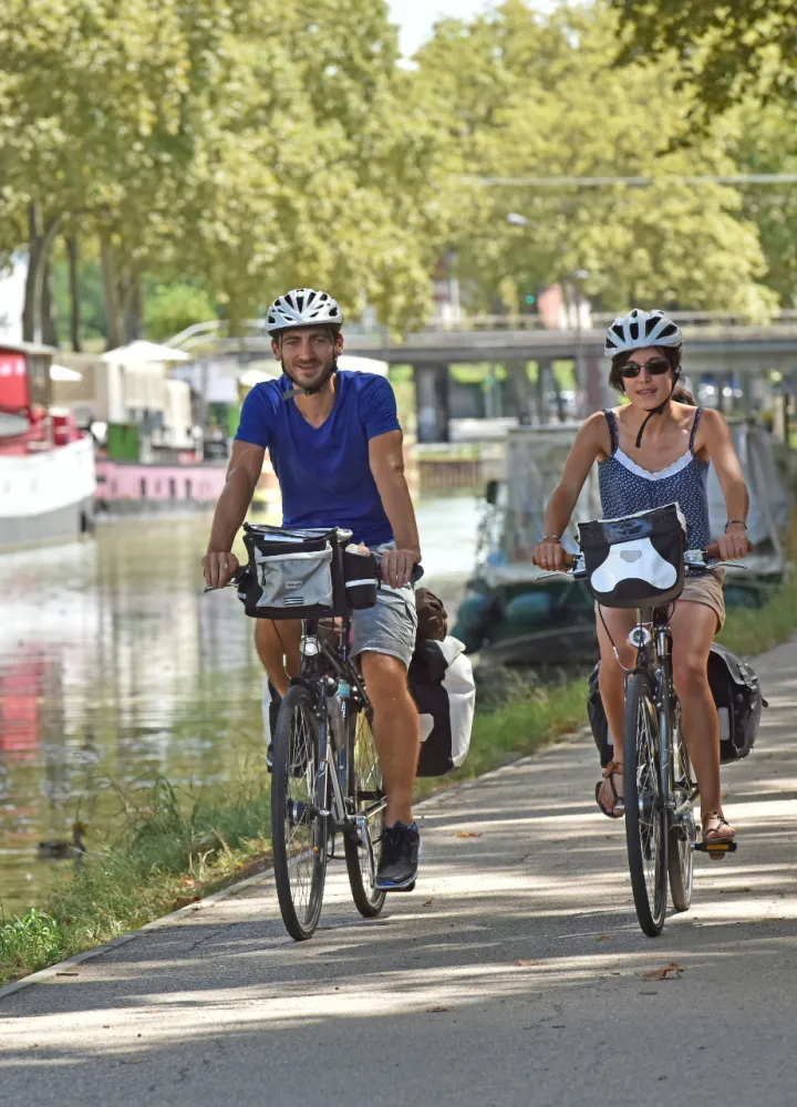 Le canal du Midi à vélo à la sortie de Toulouse