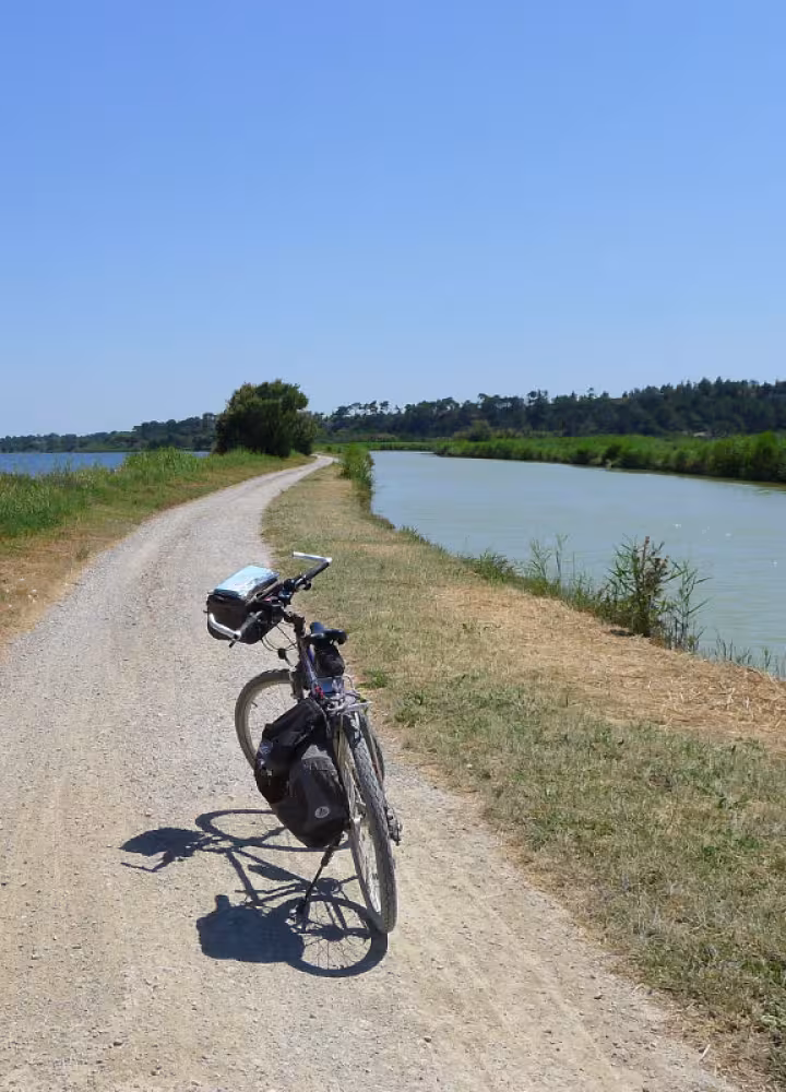 Au milieu des étangs sur le Canal de la Robine