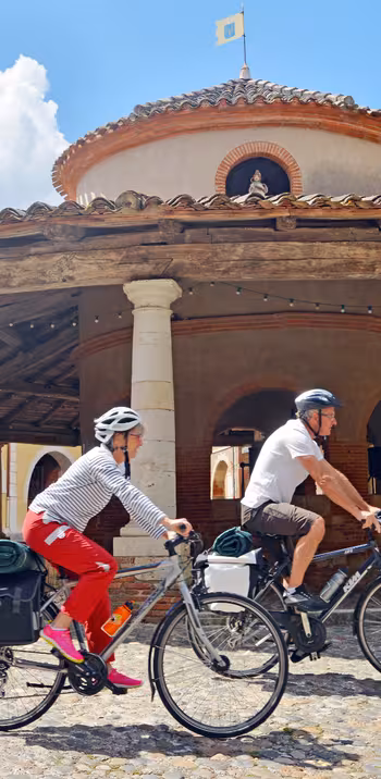 Vélos devant la halle circulaire d'Auvillar