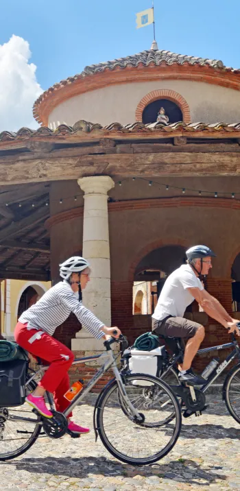 Vélos devant la halle circulaire d'Auvillar