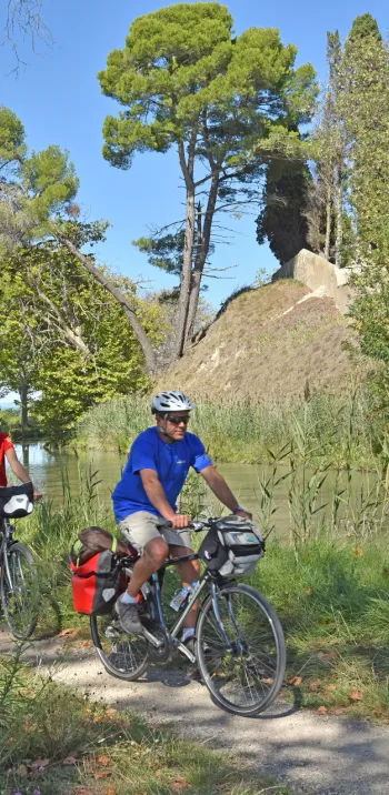 Cyclistes sur la voie verte du Canal du Midi à vélo vers Poilhes