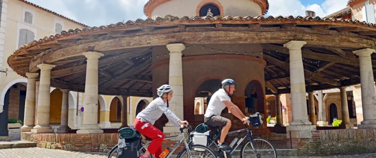 Vélos devant la halle circulaire d'Auvillar