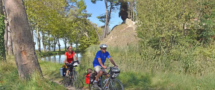 Cyclistes sur la voie verte du Canal du Midi à vélo vers Poilhes