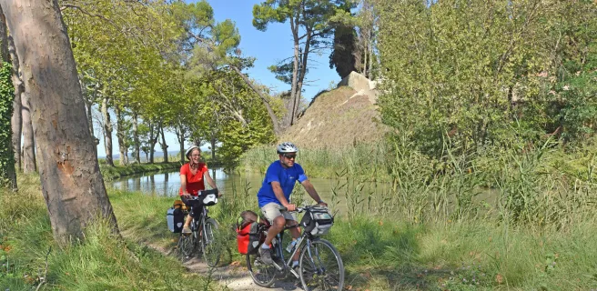 Cyclistes sur la voie verte du Canal du Midi à vélo vers Poilhes