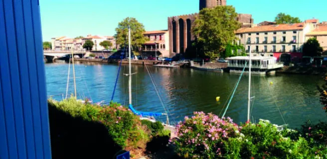 Hôtel Araur** à Agde - Vue sur la cathédrale