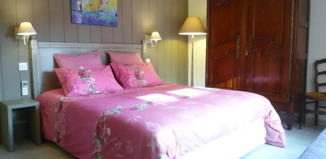 Une chambre spacieuse et confortable, avec salle de bain et wc privés