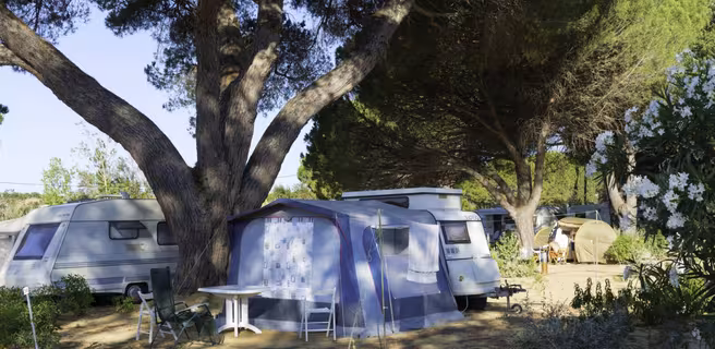 Emplacement nu pour camping car et caravane