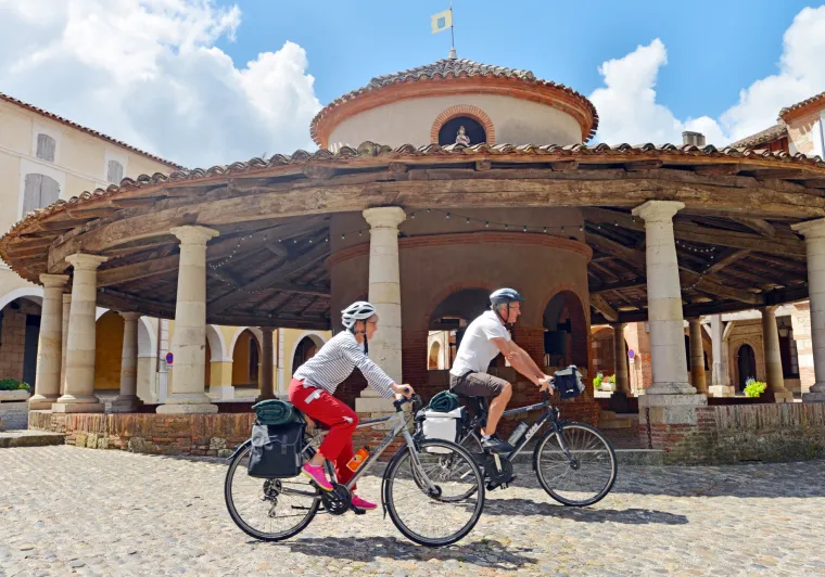 Vélos devant la halle circulaire d'Auvillar