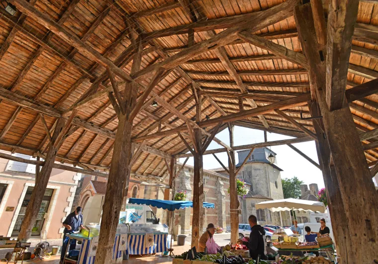 Sous les halles du Mas d'Agenais