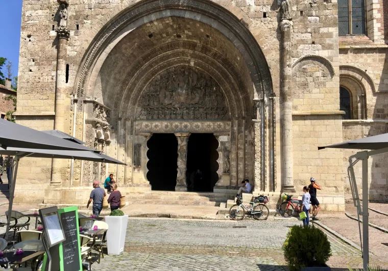Sur le parvis de Moissac
