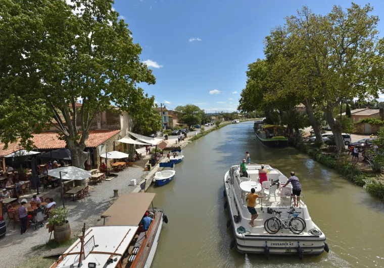 Pénichette sur le Canal du Midi quittant le port du Somail 