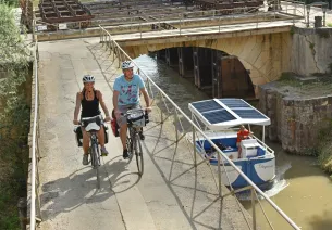 Pénichette traversant une écluse sur le Canal du Midi