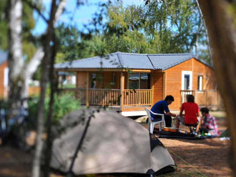 Camping "Le Village du Lac" à Bordeaux