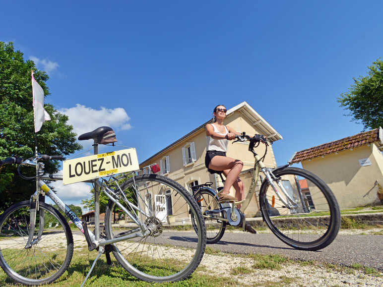 Location de vélos dans ancienne gare sur la piste cyclable Roger Lapébie