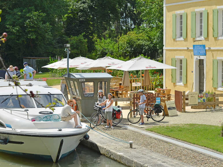 Ecluse de Villeton sur le canal de Garonne