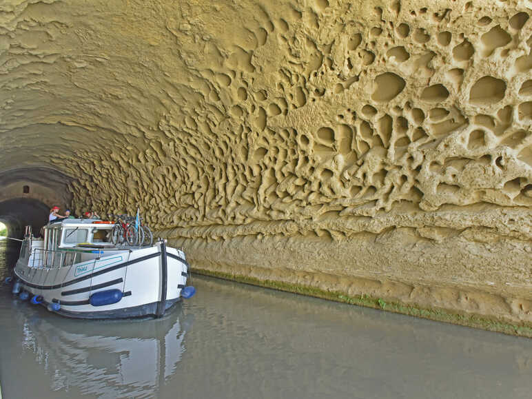 Bateau dans le tunnel de Malpas sur le Canal du Midi