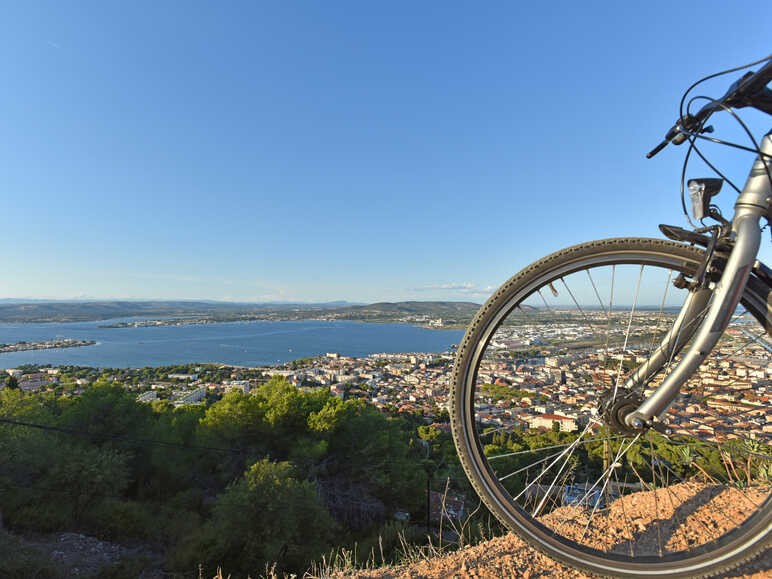 Panorama sur la ville de Sète et l'étang de Thau