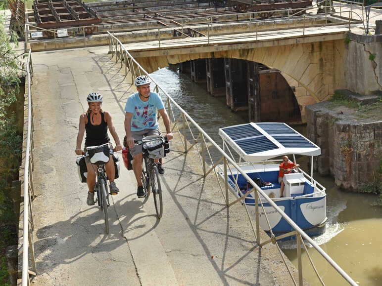 Pénichette traversant une écluse sur le Canal du Midi