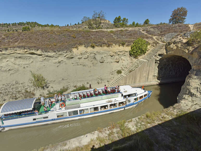 Passage du tunnel du Malpas en bateau